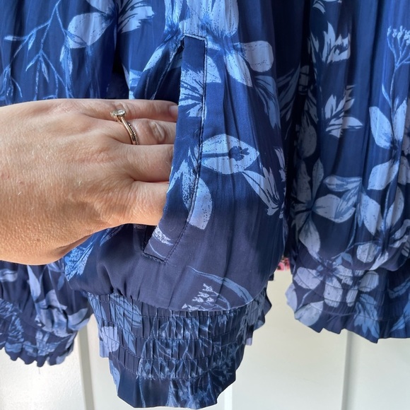 Chico’s Reversible Double Sided Satin Floral Jacket Size 2 - Picture 4 of 8